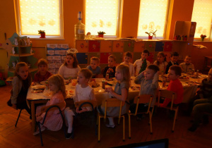 Dzieci siedzące przy wigilijnym stole