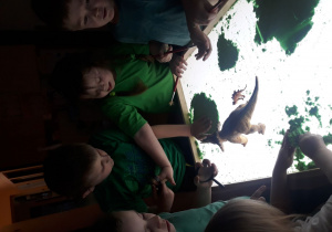 Na zdjęciu znajdują się przedszkolaki w roli paleontologów